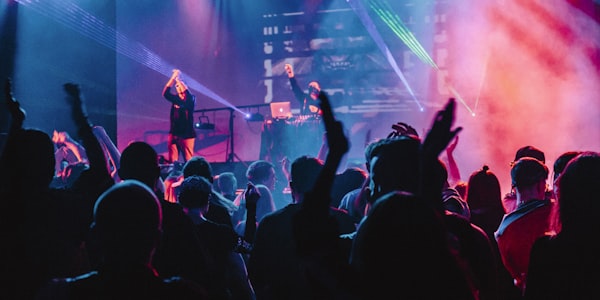 手机屏幕显示体育快讯推送通知