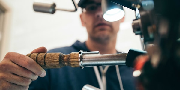 技术人员在数据中心监控大屏幕上的流媒体状态