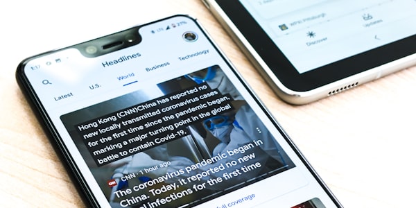 记者在体育新闻发布会现场进行报道